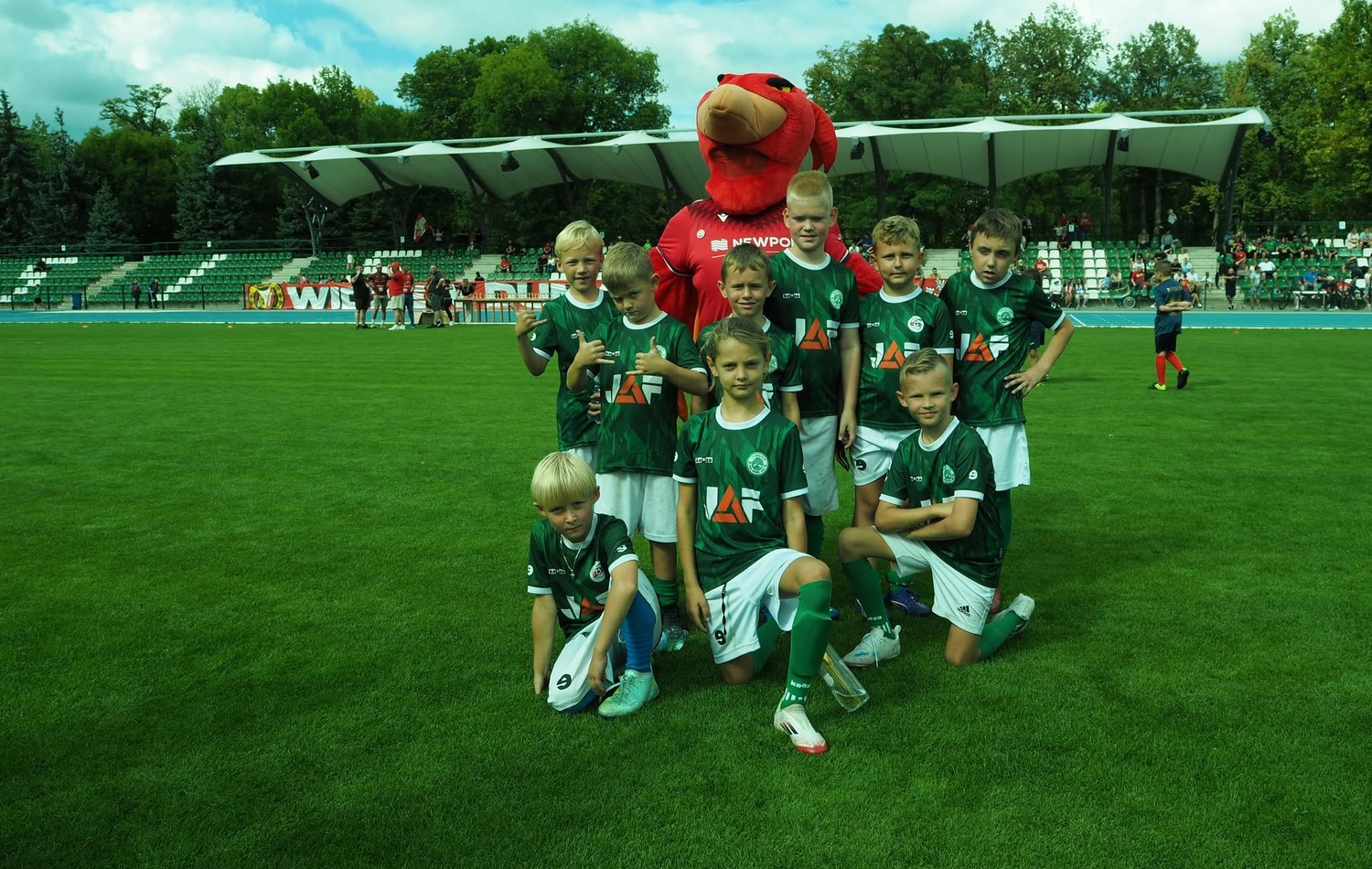 Młodzi zawodnicy akademii w strojach klubowych