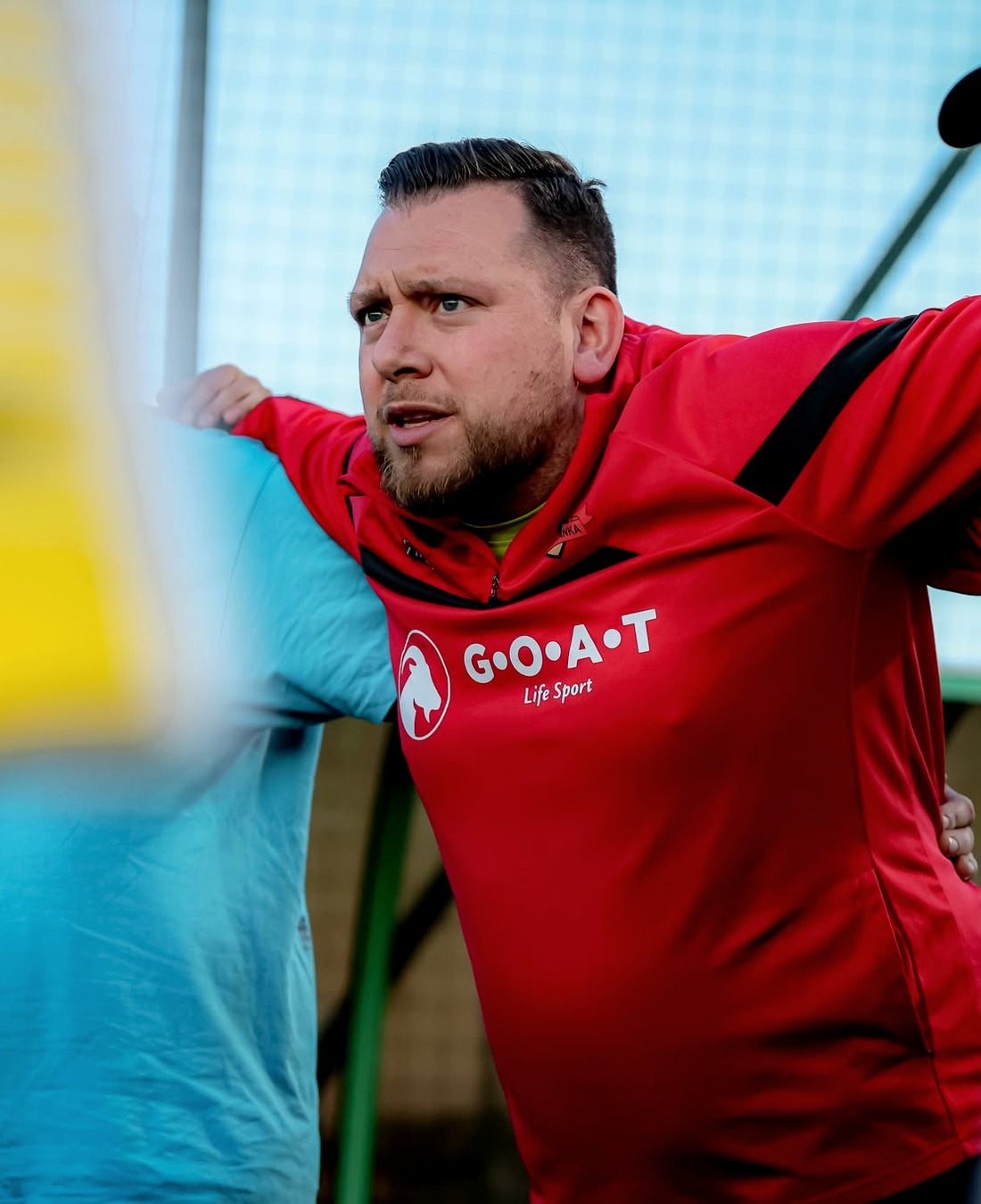 Kamil Kozłowski, właściciel GOAT Life Sport, przy boisku